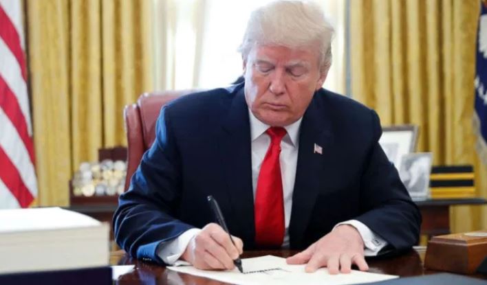 Le Président Trump signe des décrets interdisant TikTok et WeChat