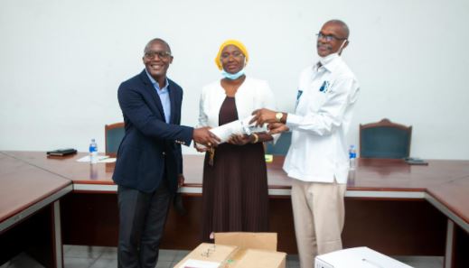 Atlantique Finance fait un don de matériel médical au service de pneumo-phtisiologie du CHU de Treichville